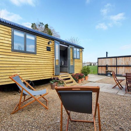 Вилла Pass The Keys Whitstable Shepherds Hut Minutes From The Harbour Экстерьер фото