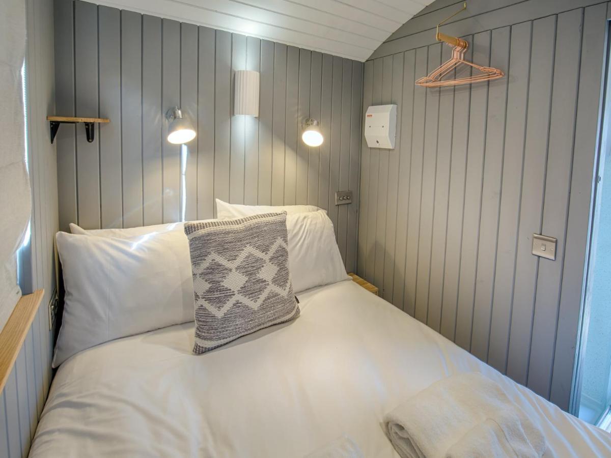 Вилла Pass The Keys Whitstable Shepherds Hut Minutes From The Harbour Экстерьер фото