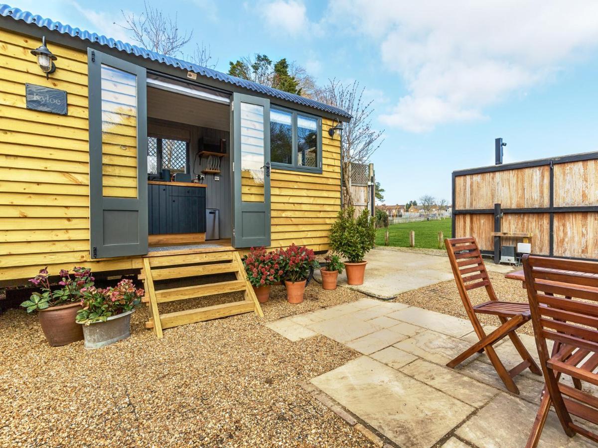 Вилла Pass The Keys Whitstable Shepherds Hut Minutes From The Harbour Экстерьер фото