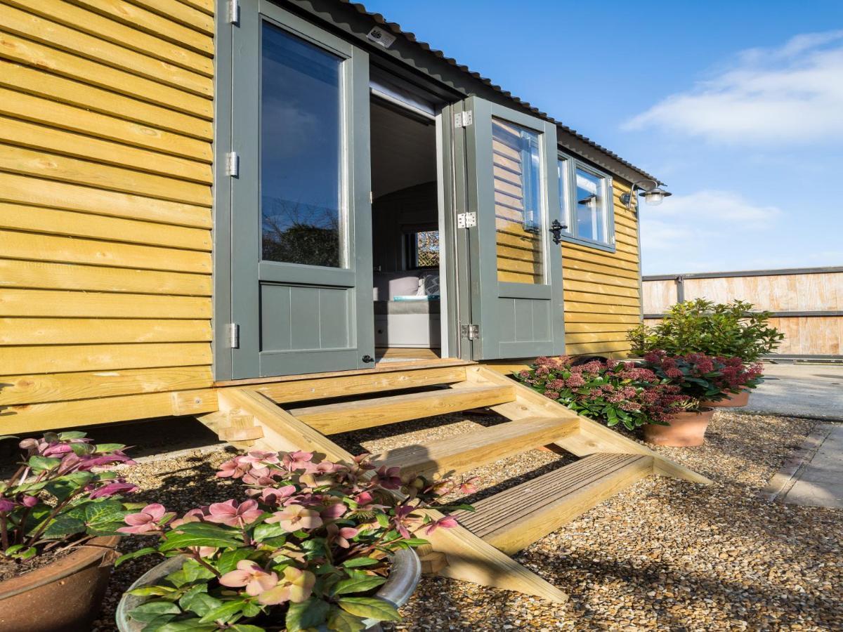 Вилла Pass The Keys Whitstable Shepherds Hut Minutes From The Harbour Экстерьер фото