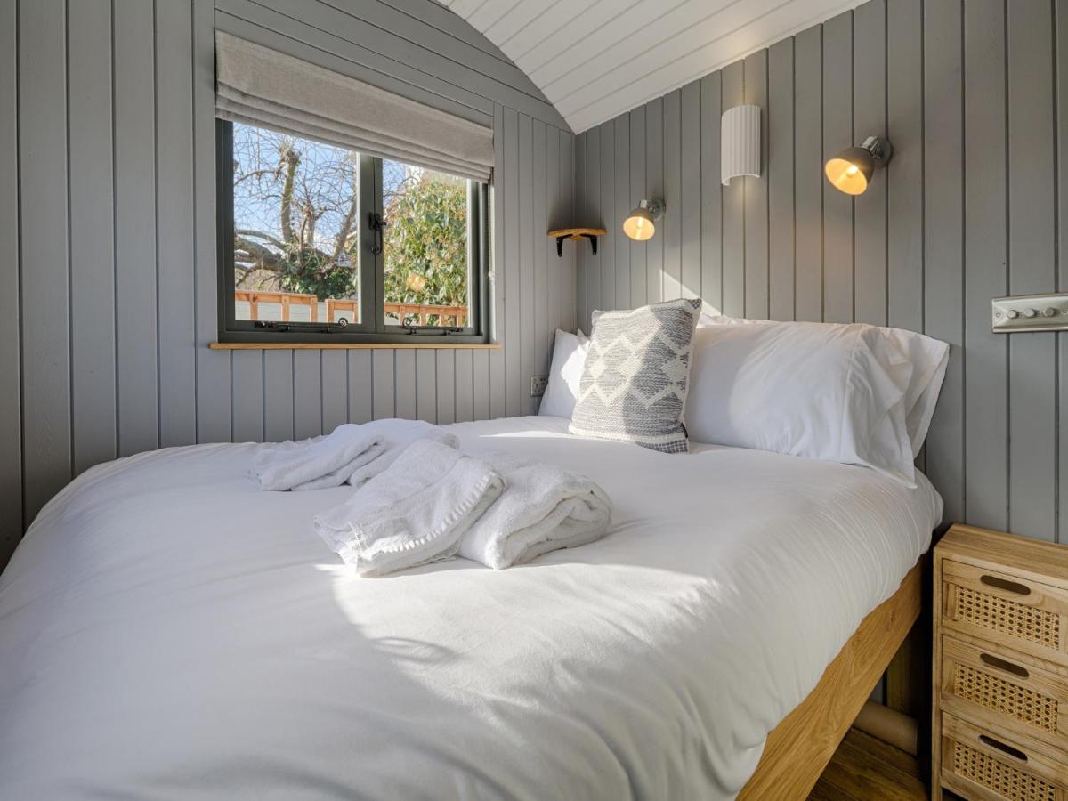 Вилла Pass The Keys Whitstable Shepherds Hut Minutes From The Harbour Экстерьер фото